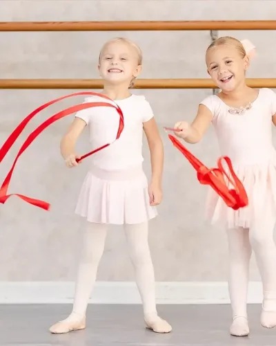 Young children in beginner ballet dance class